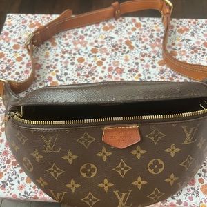 - LOUIS VUITTON
Monogram Bumbag